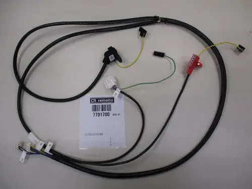 Kabel von Remeha mit mehreren Anschlüssen und einem Stecker. Die Kabel sind schwarz und mit unterschiedlichen farbigen Leitungen versehen. Etikett mit der Nummer 7701700 sichtbar.